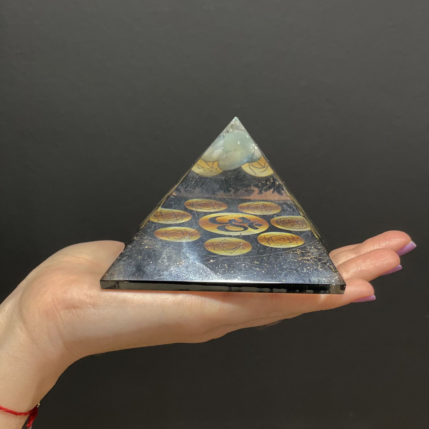 Pyramide d'orgonite - Chakra Om de minuit
